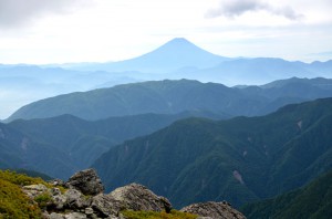 2900mまで降りてくると富士山が見えてきました。