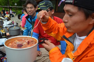 今晩は我がケルン山岳会のシェフによるボルシチ。 激ウマ！ この後は大雨で大変でした。