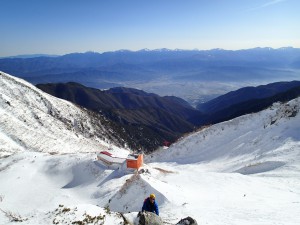 雪壁をフリーソロで登攀中