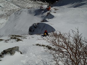 雪壁をフリーソロで登攀中